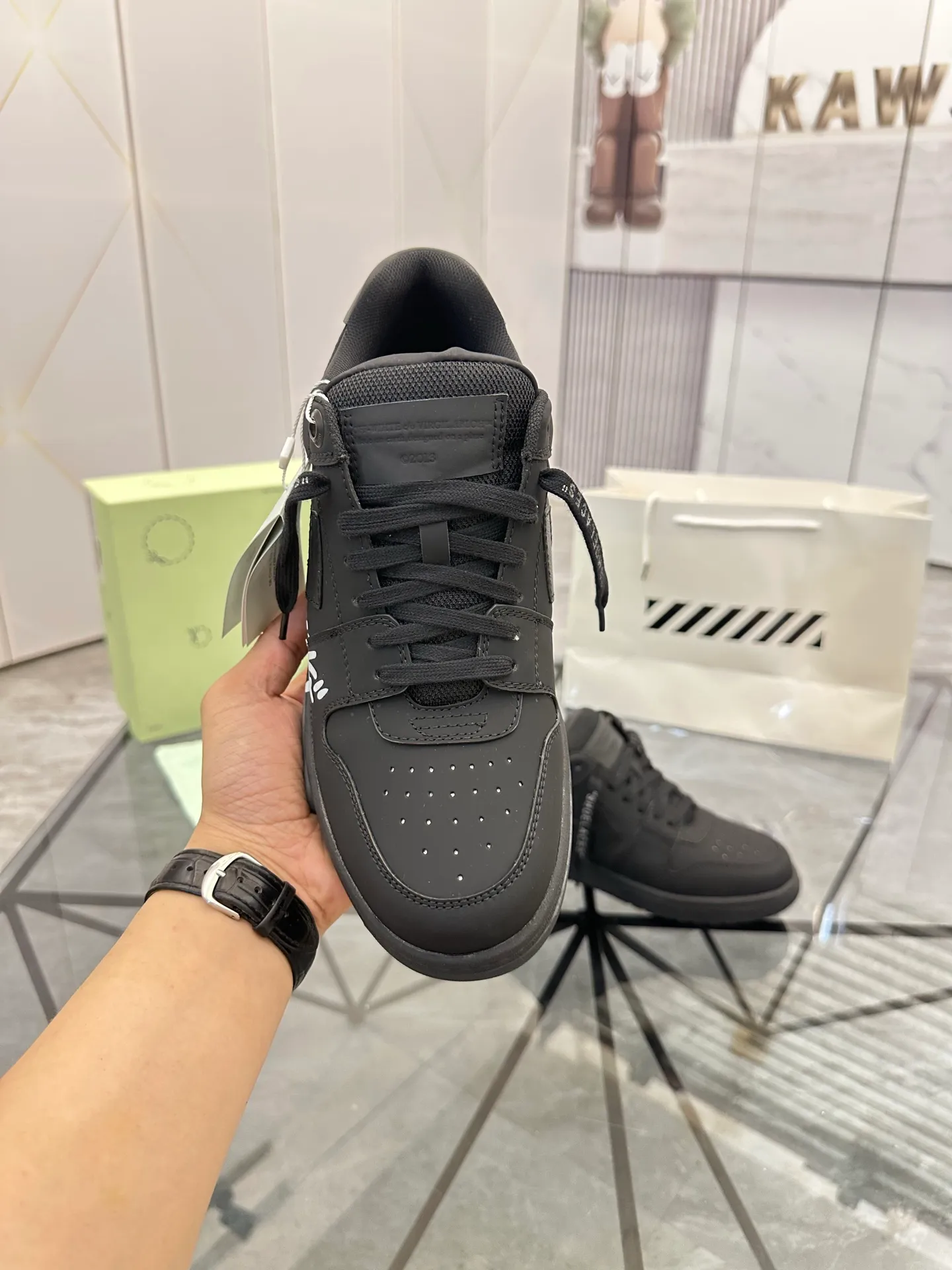 Selling men's shoes 💰: 💰P600¥ High-end top quality (leather buckle plus 10) Product trademark: OFF WHITE * "OFF WHITE*" low-top casual shoes Regular size: 35-45 (can be customized to 46) Couple style Product material: imported first-layer cowhide leather upper, breathable lining, original outsole. No.: H203
